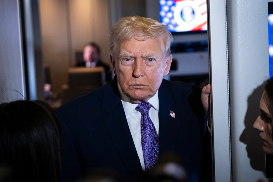 Donald Trump ameaça Macron com taxa de 200% sobre vinhos da França; entenda
