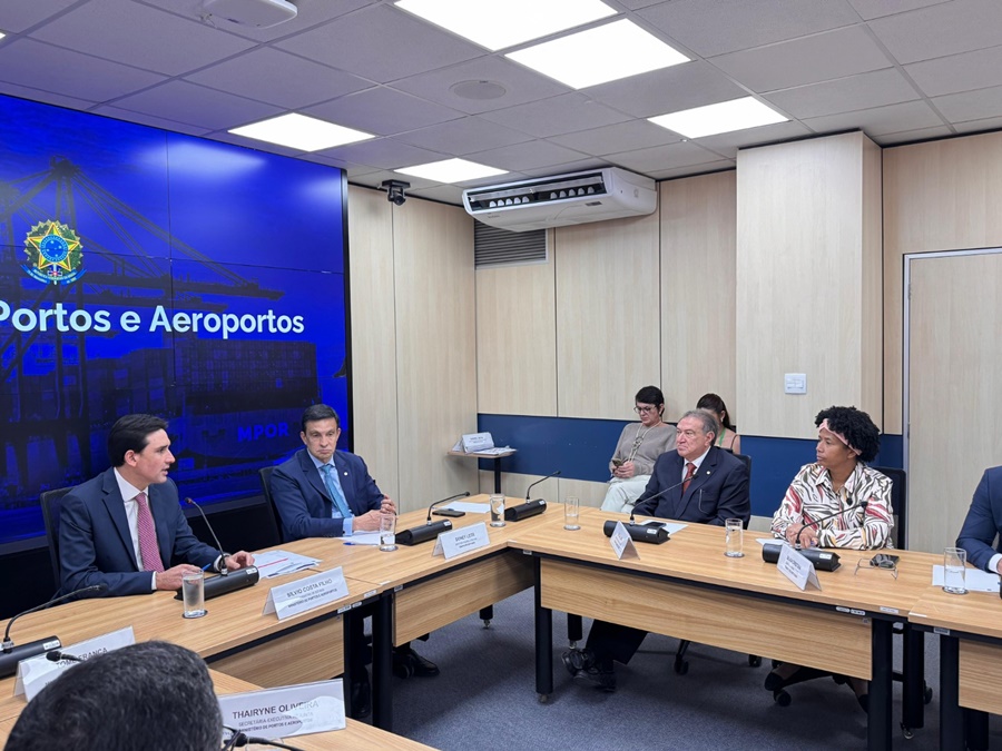 Sílvia Cristina celebra anúncio de aumento de voos da empresa Azul para a capital e o interior