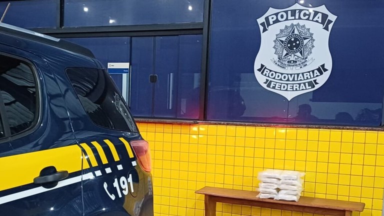 Mulher é presa com mais de 13 quilos de droga em ônibus interceptado pela PRF em RO