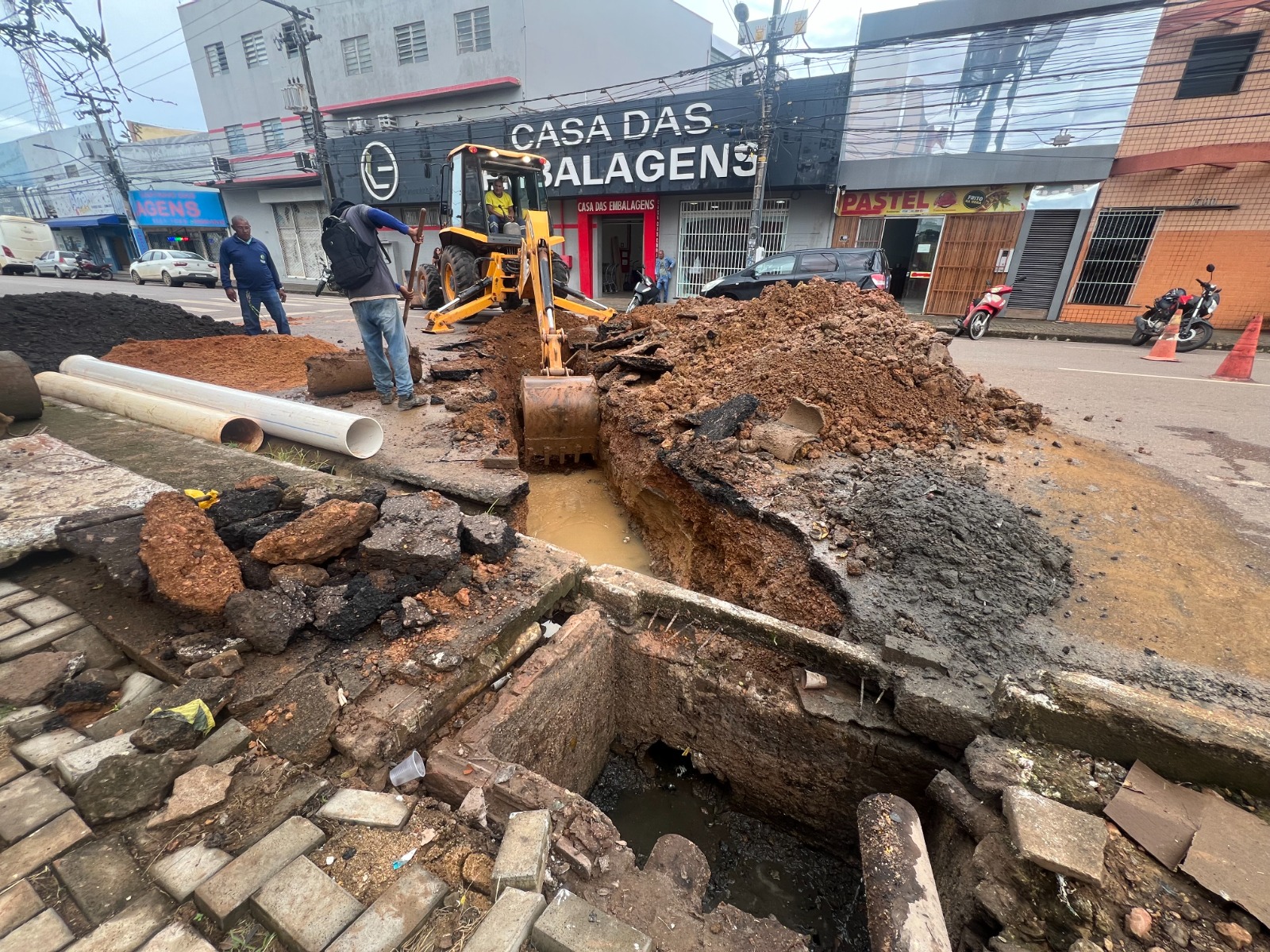 Prefeitura realiza troca de manilhas e reforça drenagem na Sete de Setembro para evitar alagamentos
