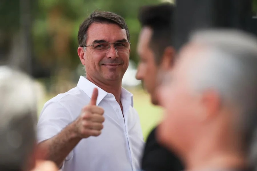 Flávio Bolsonaro cresce e se aproxima de Lula no 2º turno: "Diminuiu 8 pontos"