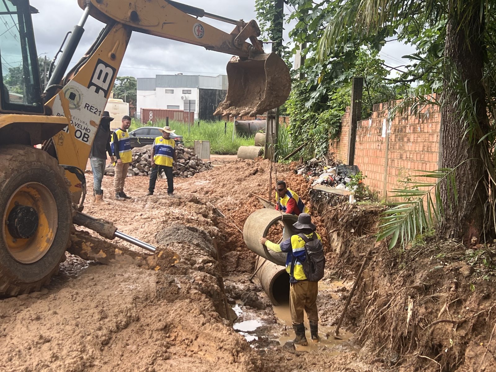 Prefeitura executa obra de drenagem e melhora escoamento de águas no bairro Floresta

