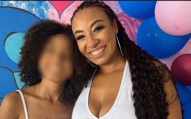 Homem é preso após esfaquear esposa de 30 anos na frente das próprias filhas
