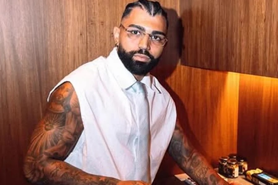 Atacante Gabigol curte noitada em “casa de saliência” com mulheres seminuas