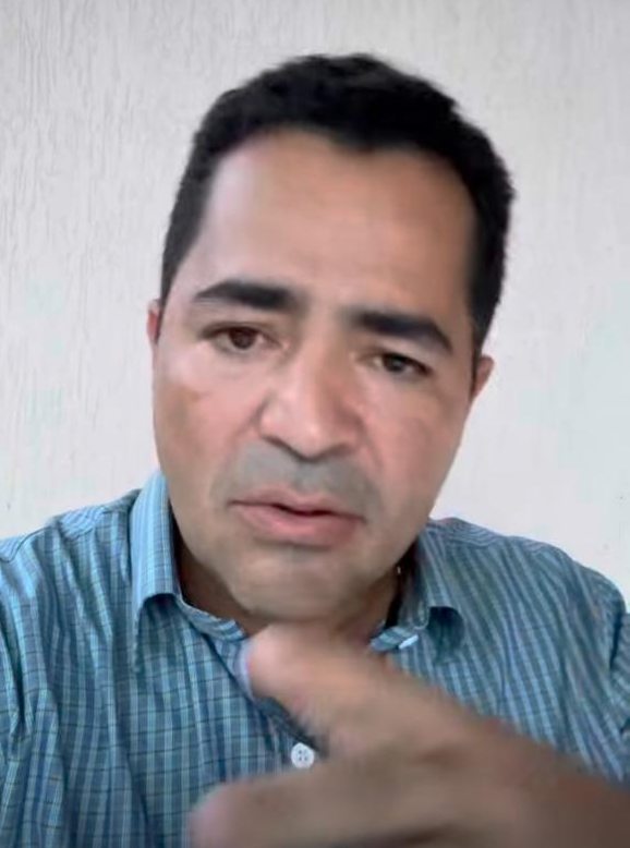 Homem armado com faca é contido diante da casa do prefeito