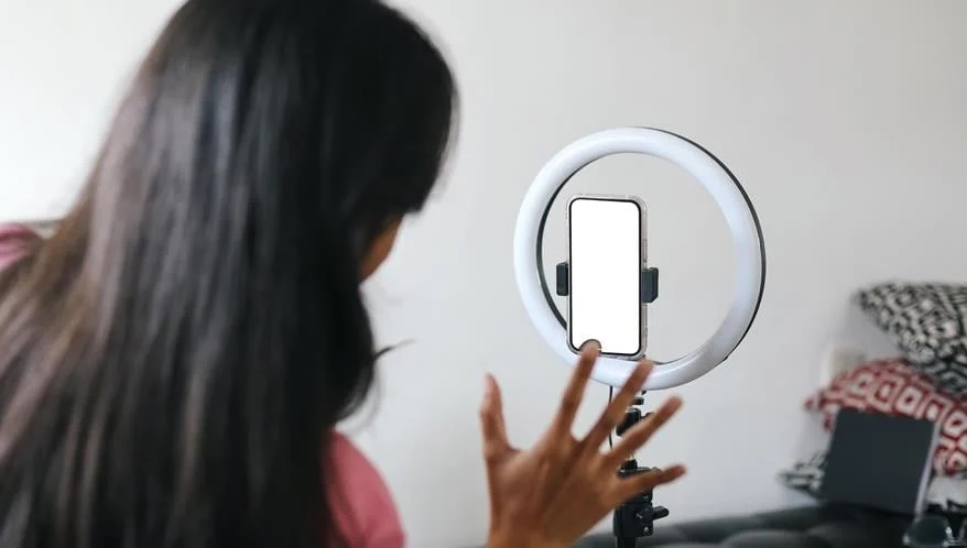 "Lei dos influencers" não se limita aos criadores de conteúdo; entenda