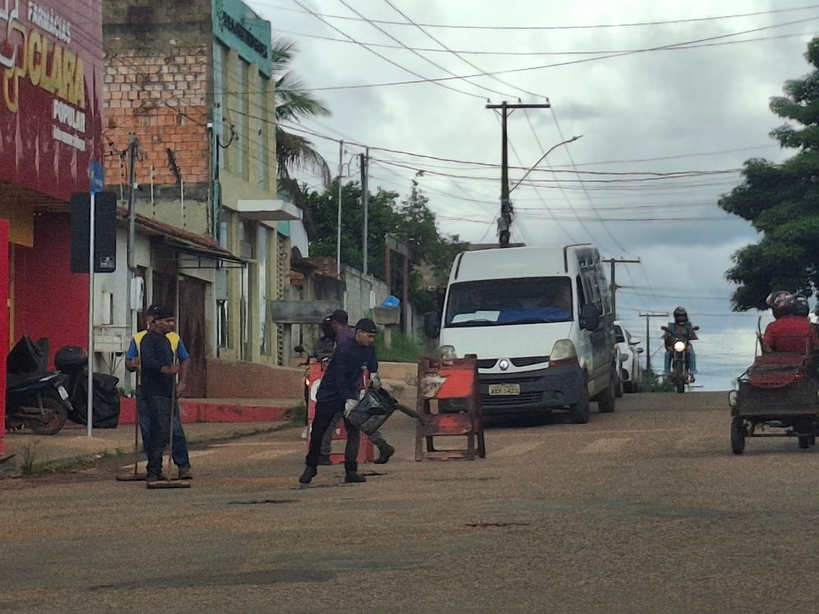 Vereador Júnior Queiroz tem solicitação atendida de tapa-buracos em bairros da capital
