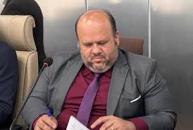 Vereador Júnior Queiroz cobra e Prefeitura realiza tapa-buracos na avenida Campo Sales