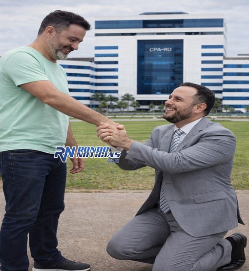 Flori tenta negar, mas pré-candidatura ao governo passa pelas mãos de Léo Moraes
