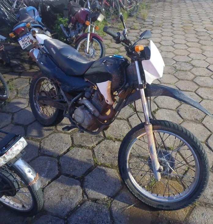 Adolescente tenta fugir da Polícia Militar em Vilhena, sofre queda e moto é apreendida