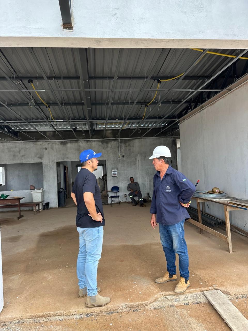 Vereador Zé Paroca vistoria reforma e ampliação do posto de saúde do Pedacinho de Chão