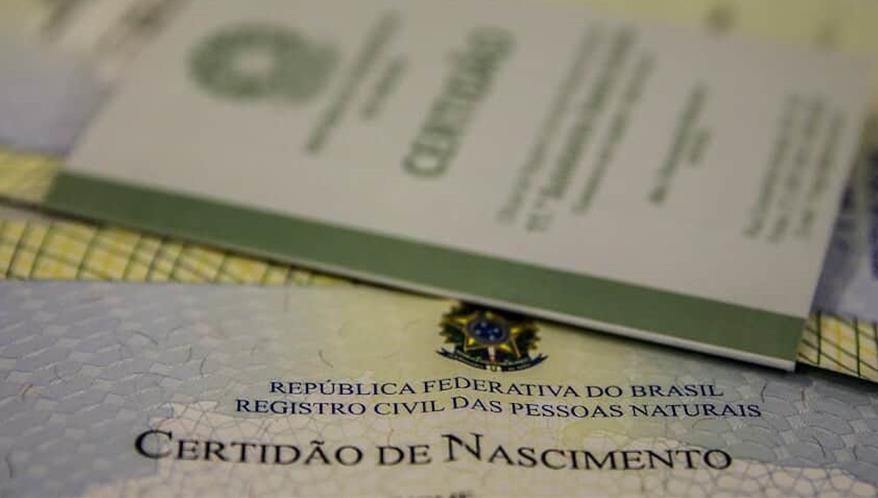 Multiparentalidade: Juíza autoriza nome de dois pais em certidão