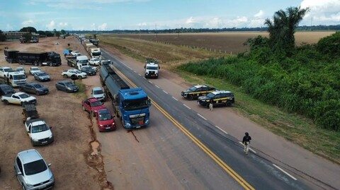 Produtores endurecem protesto e mantêm bloqueio da BR-364 em Cujubim