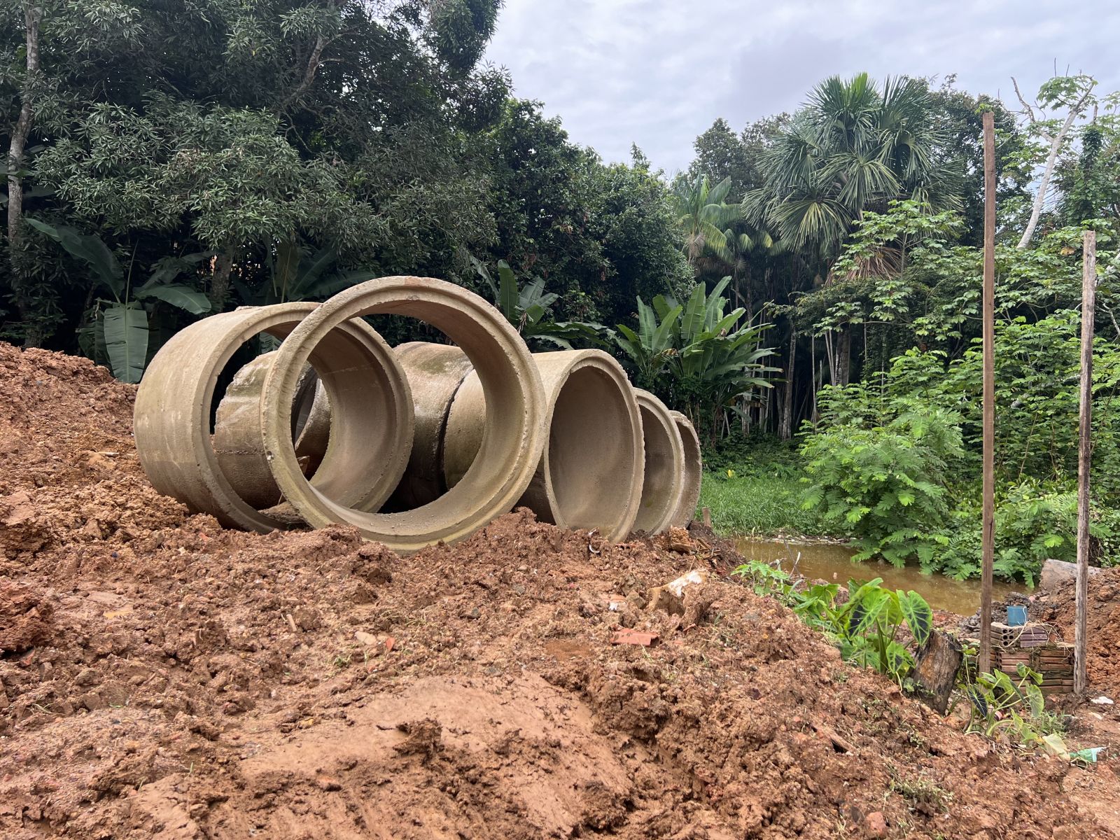 Prefeitura abre canal e instala manilhas para reduzir alagamentos no bairro Nacional
