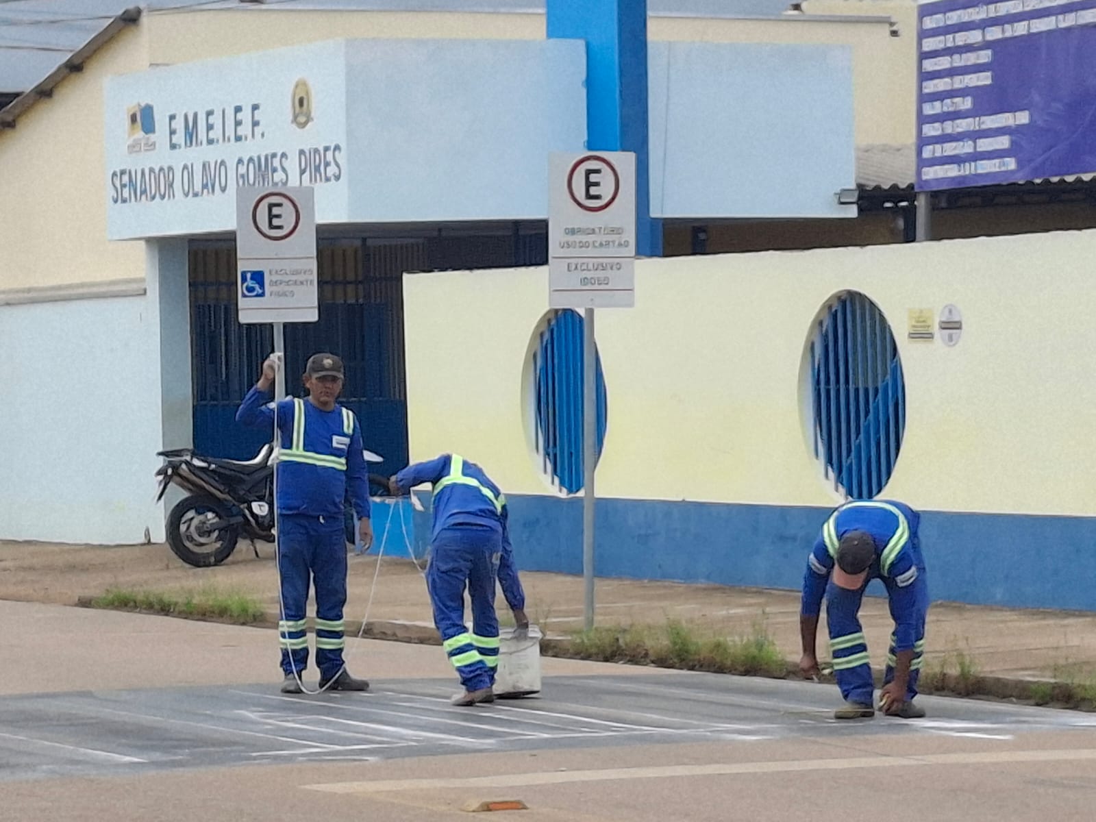 Semtran atende pedido do vereador Dr. Júnior Queiroz e instala faixa de pedestres