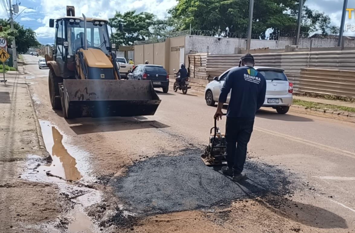 Prefeitura atende pedido do Dr. Júnior Queiroz e realiza tapa-buracos na Av. Campo Sales