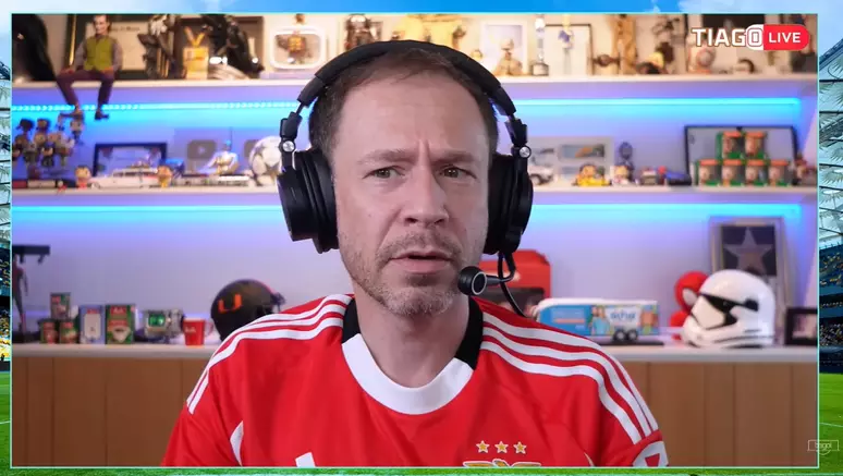 Tiago Leifert ironiza Rede Globo por reprisar exaustivamente suposto pênalti de Arrascaeta
