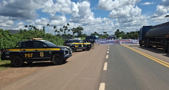Manifestação interrompe tráfego na BR-364 e rodovia segue fechada em Itapuã do Oeste
