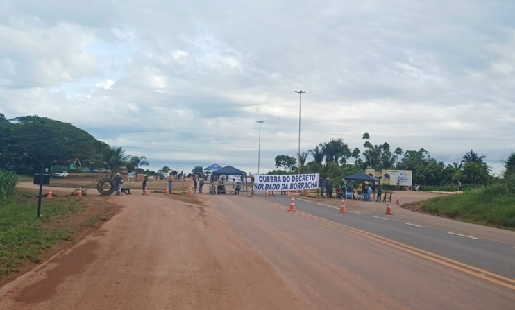 Manifestação interdita totalmente a BR-364 em Itapuã do Oeste neste sábado