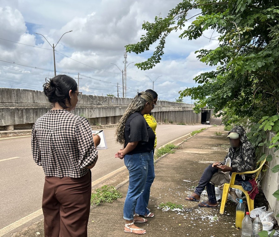 Prefeitura acompanha homem em situação de rua no viaduto da Campos Sales