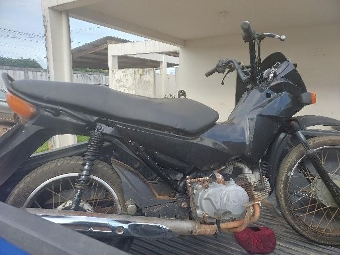 Motocicleta é apreendida após manobras perigosas e PM encontra simulacro em Nova Mamoré