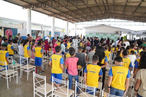 Novos uniformes, mais profissionais e premiação marcam volta às aulas