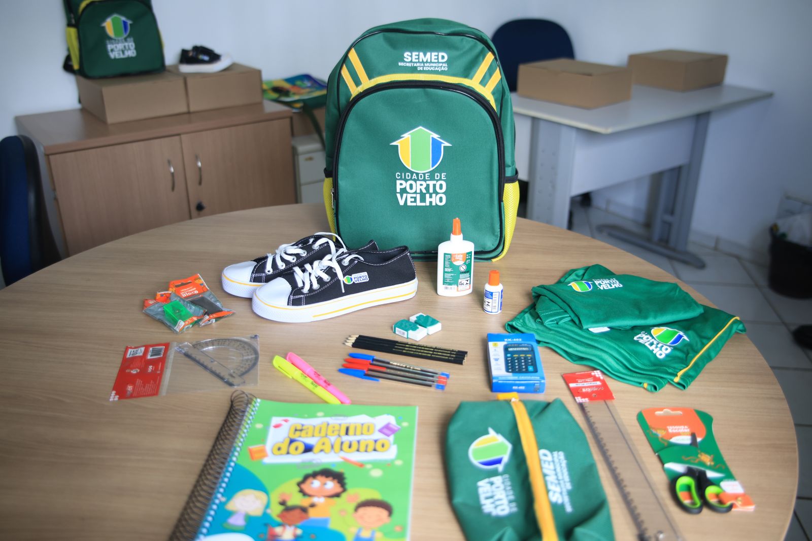 Kits escolares serão entregues a alunos da rede municipal
