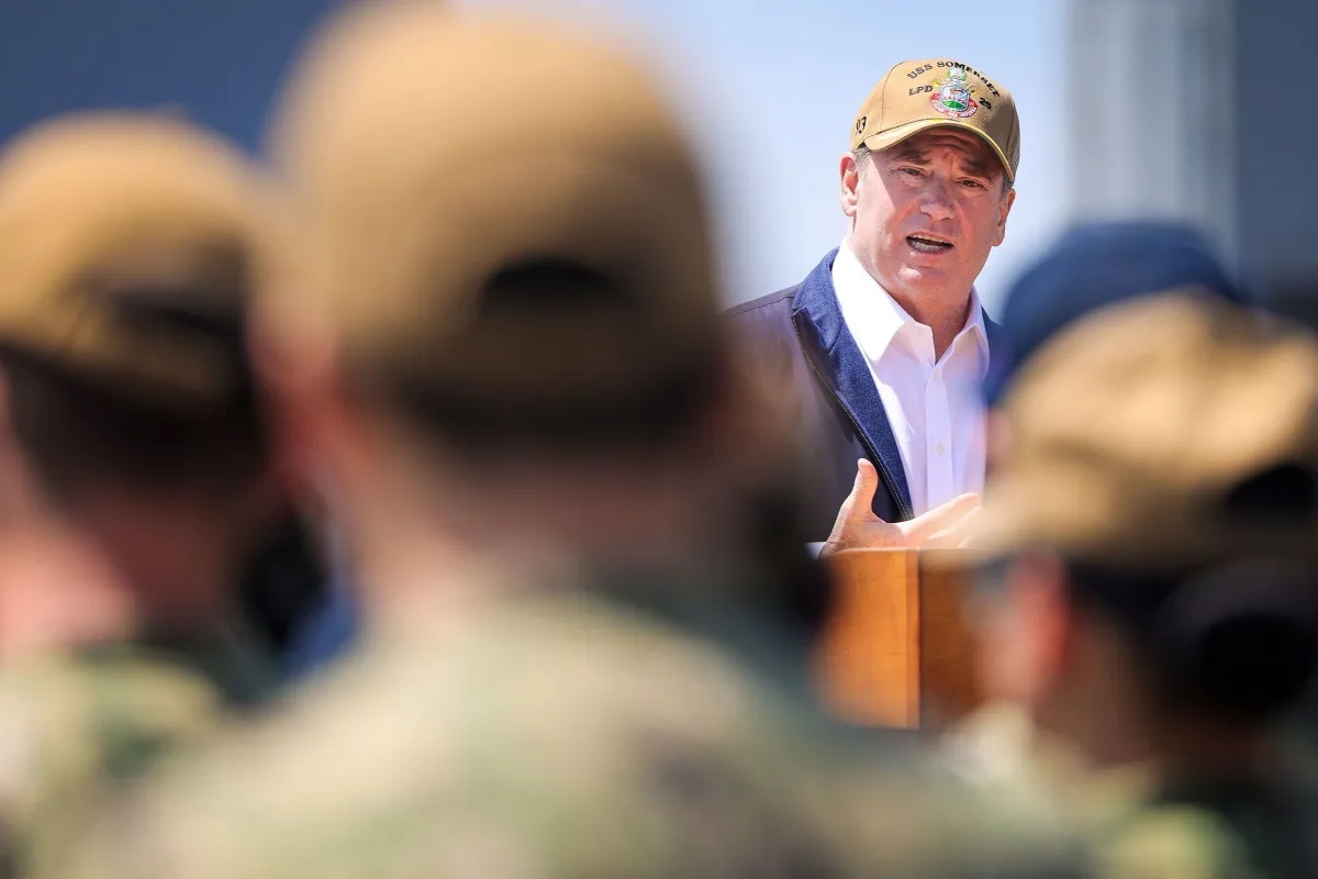 Secretário da Marinha dos EUA esteve em avião particular de Epstein em 2006
