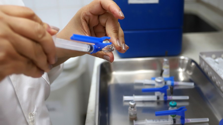 Nova vacina da dengue começa ser aplicada em profissionais da saúde