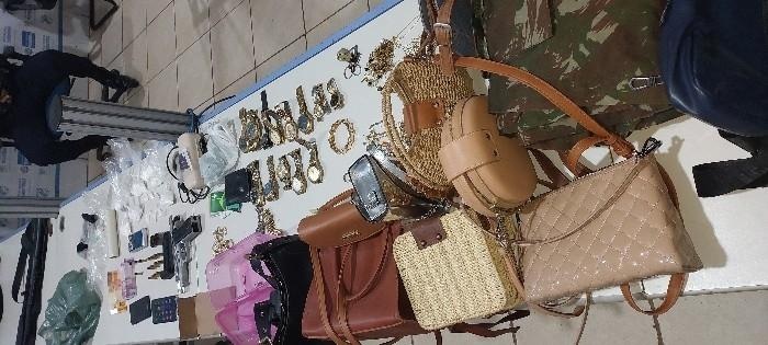 Helicóptero e inteligência cercam suspeito e PM apreende arma, cocaína e munições no São Sebastião