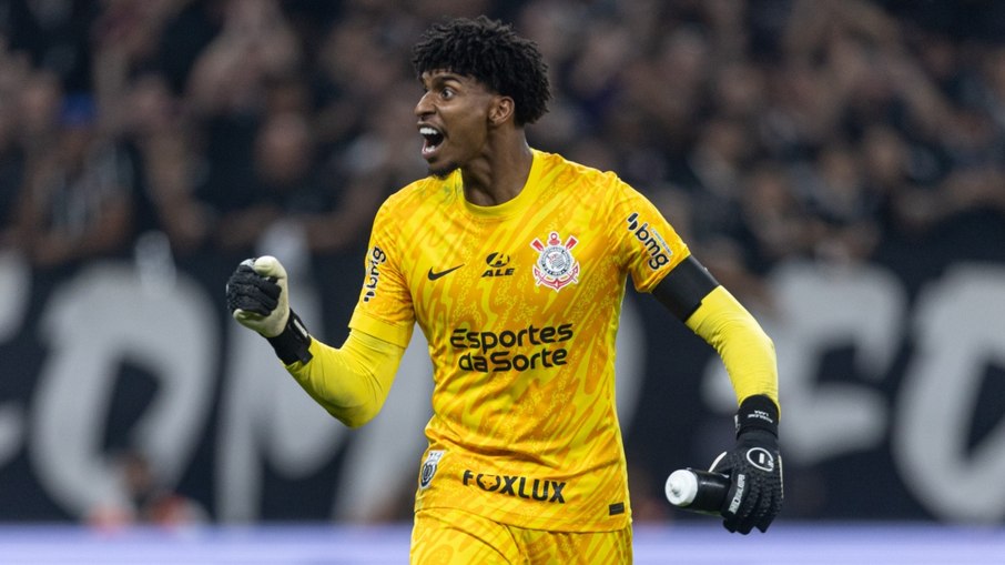 Hugo pega pênalti, e Corinthians bate Bragantino em Arena "vazia"
