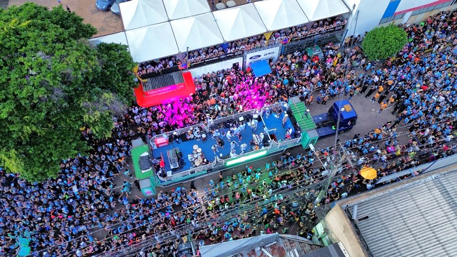 Multidão toma as ruas neste sábado com desfile da Banda do Vai Quem Quer