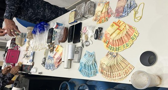 PM age rápido no Carnaval prende bando e recupera 13 celulares furtados 
