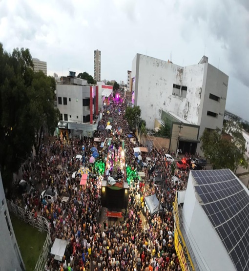 Banda do Vai quem Quer desceu avenida e arrastou quase 200 mil foliões na capital