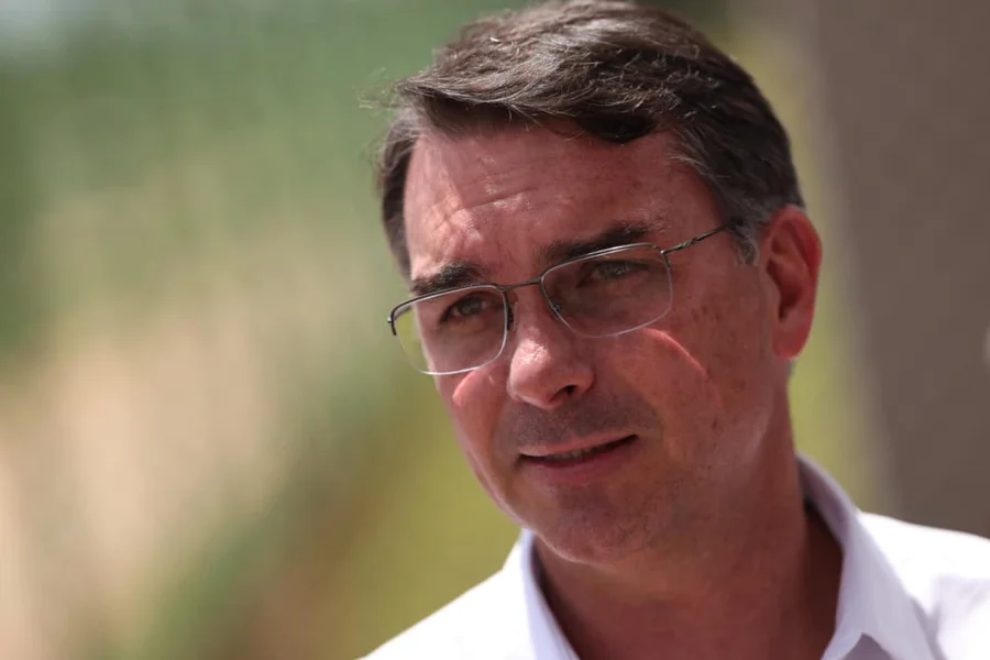 Flávio diz que acionará TSE contra desfile sobre Lula: "Propaganda com dinheiro público"