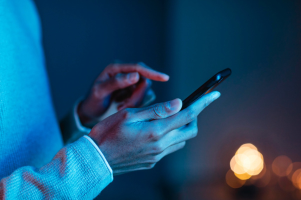 Ofensa homofóbica em grupo de WhatsApp fere a honra e gera dever de indenizar
