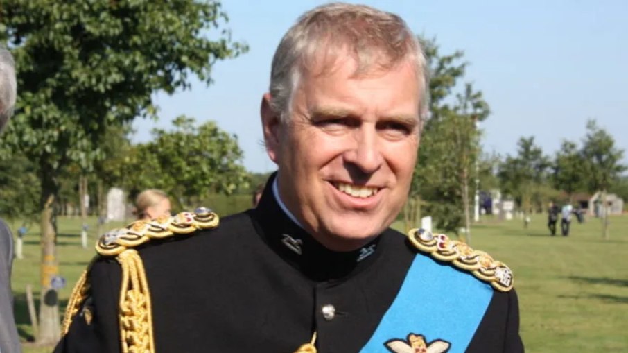 Ex-príncipe Andrew, irmão do rei Charles, é preso no Reino Unido por envolvimento com Epstein