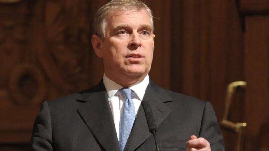 Polícia britânica faz buscas em mansão em Windsor após prisão do ex-príncipe Andrew