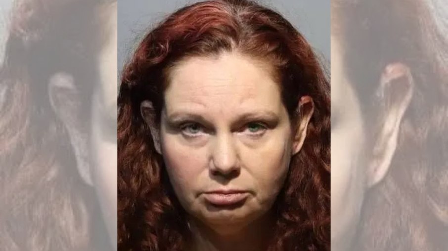 Professora de 49 anos é presa nos EUA sob acusação de abusar sexualmente de ex-aluno
