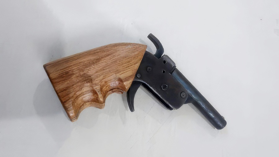 Polícia prende suspeito por descumprir medida protetiva e apreende arma artesanal 