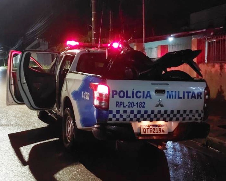 Moto furtada no Carnaval é recuperada pela PM após suspeito ser flagrado empurrando veículo