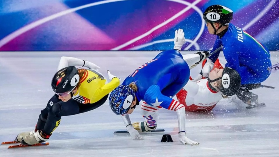 Patinadora é atingida por lâmina de adversária e sofre corte no rosto nos Jogos de Inverno