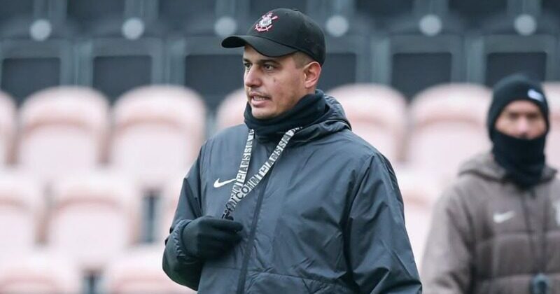 Corinthians anuncia saída do técnico Lucas Piccinato