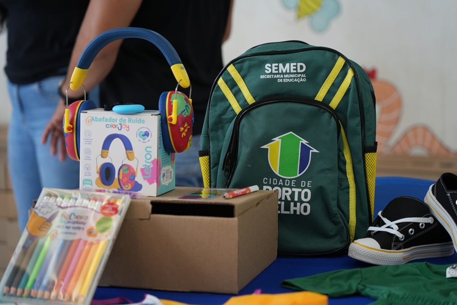 Kits inclusivos são entregues a estudantes da rede municipal