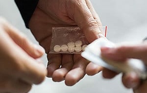 Juiz invalida revistas pessoal e domiciliar e absolve réu por tráfico
