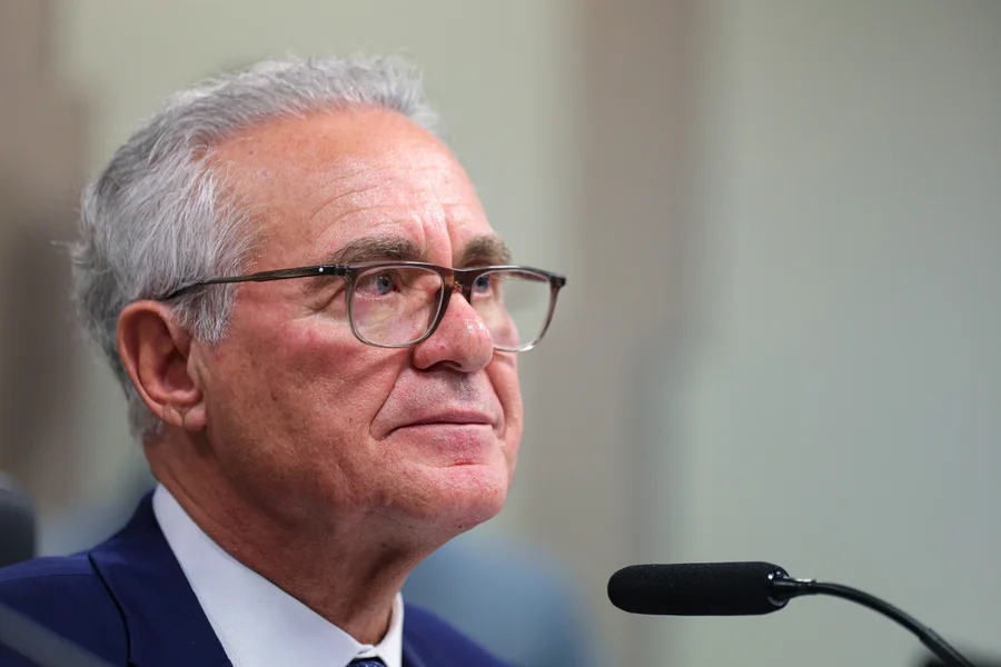 Aliados de Alcolumbre desconfiam da intenção de Renan ao ouvir Vorcaro: "Oportunista"
