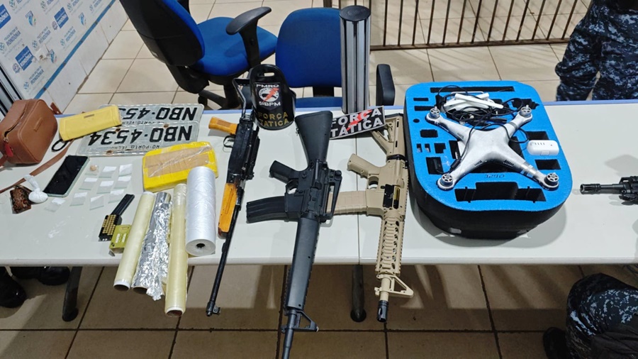 Força tática do 5º BPM prende suspeita, apreende cocaína, fuzil e moto roubada em Porto Velho