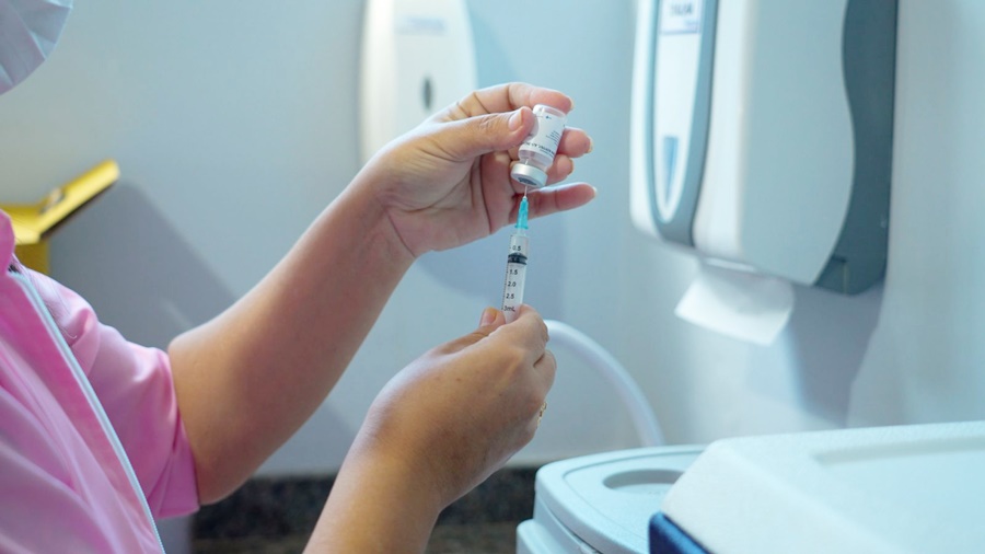 Vacinação contra dengue é iniciada para servidores da atenção básica
