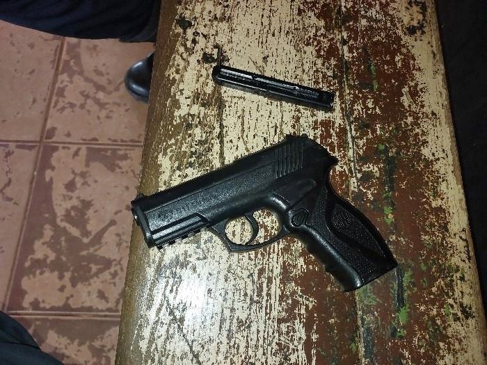 PM prende três após agressão e invasão de casa em Guajará-Mirim e apreende simulacro e cocaína