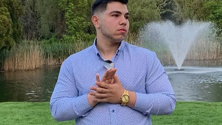 Jovem morre intoxicado por monóxido de carbono enquanto carregava celular no carro
